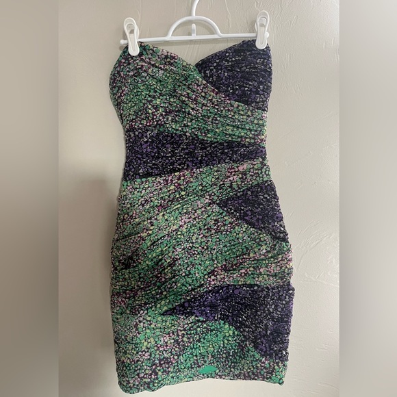 BCBG MAXAZRIA Strapless Body Con Dress.  Purple & Green ruched Size 4 - Picture 2 of 4